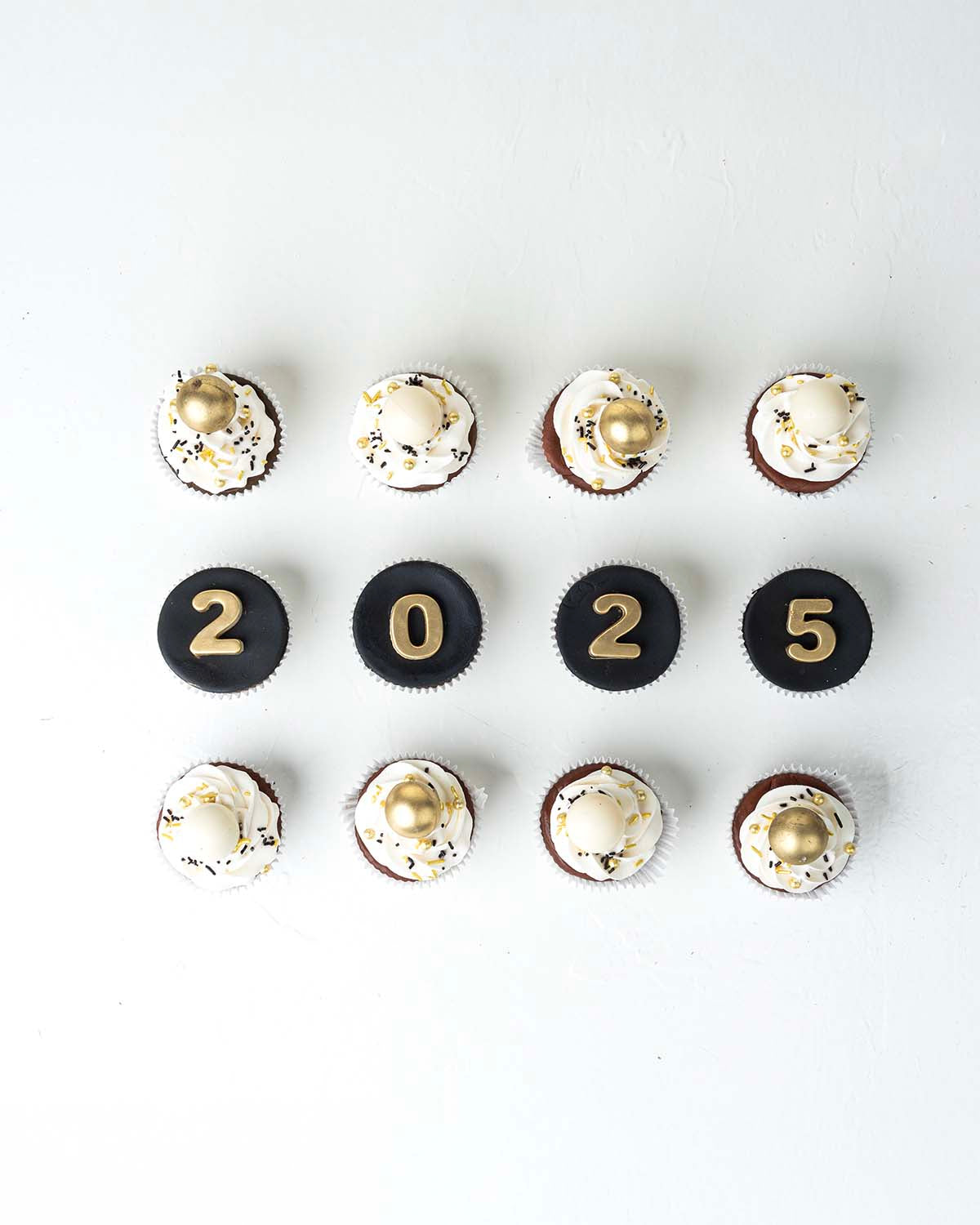 12 New Year Theme Cupcakes